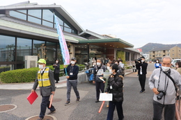 ふれあい福祉センター勝賀を出発(ホームページ委員会撮影) ふれあい福祉センター勝賀を出発