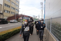アオイ電子横を進んで香西南町町内へ(ホームページ委員会撮影) アオイ電子横を進んで香西南町町内へ