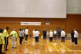 少人数が参加しての開会式(ホームページ委員会撮影) 少人数が参加しての開会式