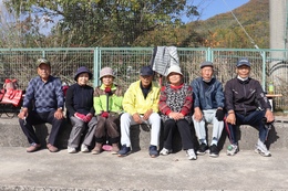 個人成績1位の阿部さんは右から三人目(ホームページ委員会撮影) 個人成績1位の阿部さんは右から三人目