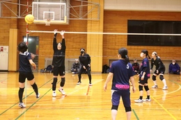 ソフトバレーボールの様子(女子)(ホームページ委員会撮影) ソフトバレーボールの様子(女子)