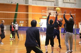 ソフトバレーボールの様子(男子)(ホームページ委員会撮影) ソフトバレーボールの様子(男子)