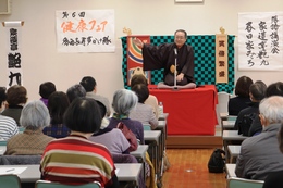 まずは家造亭艶九さん(ホームページ委員会撮影) まずは家造亭艶九さん