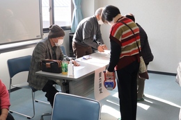 先ずは握力測定から(ホームページ委員会撮影) 先ずは握力測定から