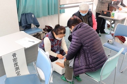 続いて骨密度測定(ホームページ委員会撮影) 続いて骨密度測定