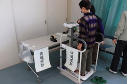 体組成計(ホームページ委員会撮影) 体組成計