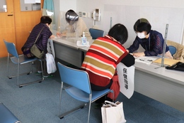 結果を持って保健指導を受けます(ホームページ委員会撮影) 結果を持って保健指導を受けます