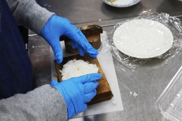 具を挟んで酢飯を詰め(ホームページ委員会撮影) 具を挟んで酢飯を詰め