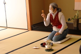 茶道体験、茶道具の説明(ホームページ委員会撮影) 茶道体験、茶道具の説明