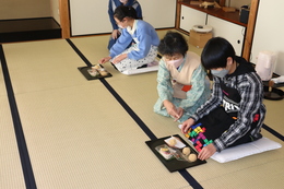 自分で作ったおはぎがお茶菓子です(ホームページ委員会撮影) 自分で作ったおはぎがお茶菓子です