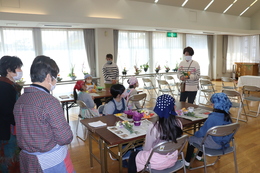 フラワーアレンジメント体験(ホームページ委員会撮影) フラワーアレンジメント体験