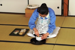 お茶を点てています(ホームページ委員会撮影) お茶を点てています