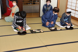 茶筅を1の字に混ぜることで泡が出来ます(ホームページ委員会撮影) 茶筅を1の字に混ぜることで泡が出来ます