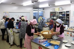 伝統料理体験の会場の厨房です(ホームページ委員会撮影) 伝統料理体験の会場の厨房です