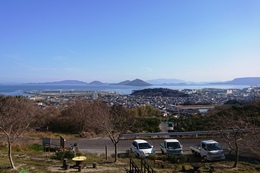 現地組み立ての5日は最高のお天気でした(衛生組合協議会撮影) 現地組み立ての5日は最高のお天気でした