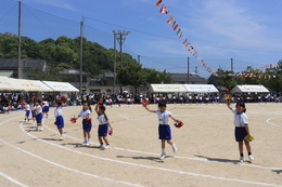 ともだち いっぱい えがおで おどろう(ホームページ委員会撮影) ともだち いっぱい えがおで おどろう