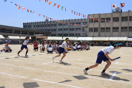 男女別クラス対抗リレー(ホームページ委員会撮影) 男女別クラス対抗リレー