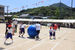 大玉ころがし(ホームページ委員会撮影) 大玉ころがし