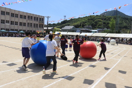 大玉ころがし(ホームページ委員会撮影) 大玉ころがし