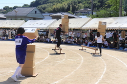 障害物リレー(ホームページ委員会撮影) 障害物リレー