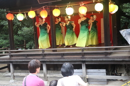 奉納ハワイアンダンス(ホームページ委員会撮影) 奉納ハワイアンダンス