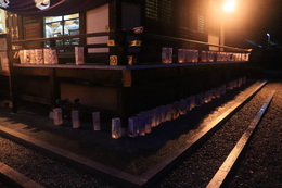 手作り提灯点燈(ホームページ委員会撮影) 手作り提灯点燈