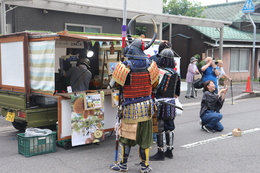 キッチンカーに並ぶ讃岐水軍(ホームページ委員会撮影) キッチンカーに並ぶ讃岐水軍