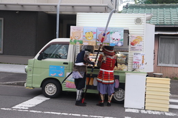 買い食いする讃岐水軍(ホームページ委員会撮影) 買い食いする讃岐水軍