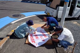 当日・香西小学校駐車場への案内板設置(ホームページ委員会撮影) 当日・香西小学校駐車場への案内板設置