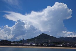 当日・勝賀山上空に積乱雲が(ホームページ委員会撮影) 当日・勝賀山上空に積乱雲が