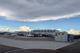 当日・会場上空に雨雲が(ホームページ委員会撮影) 当日・会場上空に雨雲が