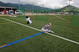 翌日・多目的広場の清掃(ホームページ委員会撮影) 翌日・多目的広場の清掃