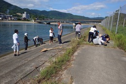 翌日・マリンランドの花火カスの清掃(ホームページ委員会撮影) 翌日・マリンランドの花火カスの清掃