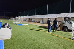 テント内に照明器具取付(ホームページ委員会撮影) テント内に照明器具取付