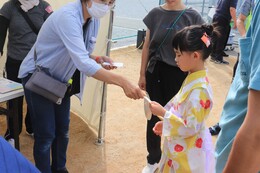 入場受付で宝くじを受け取っています(ホームページ委員会撮影) 入場受付で宝くじを受け取っています