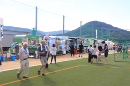 キッチンカーも準備完了(ホームページ委員会撮影) キッチンカーも準備完了