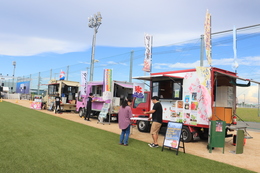 こちらにもキッチンカー(ホームページ委員会撮影) こちらにもキッチンカー