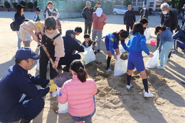 土嚢の作り方を体験します(ホームページ委員会撮影) 土嚢の作り方を体験します