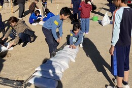 積み方も知ってもらいます(ホームページ委員会撮影) 積み方も知ってもらいます