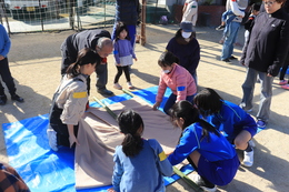 竹竿と毛布で作ります(ホームページ委員会撮影) 竹竿と毛布で作ります