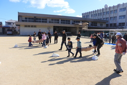折り返し地点まで人を乗せて運びます(ホームページ委員会撮影) 折り返し地点まで人を乗せて運びます
