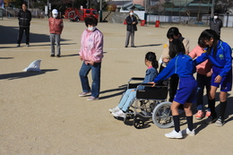 車いすに乗せて帰ります(ホームページ委員会撮影) 車いすに乗せて帰ります