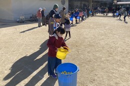 アヒルがだんだん浮かんできて(ホームページ委員会撮影) アヒルがだんだん浮かんできて