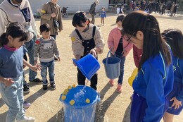 早く全部がこぼれ落ちたチームが勝ちです(ホームページ委員会撮影) 早く全部がこぼれ落ちたチームが勝ちです