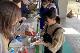 アルミホイルにホットドッグを包んで(ホームページ委員会撮影) アルミホイルにホットドッグを包んで