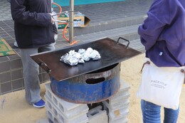 ホイルでくるんで鉄板で焼きます(ホームページ委員会撮影) ホイルでくるんで鉄板で焼きます