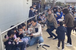 みんなで頂きます(ホームページ委員会撮影) みんなで頂きます