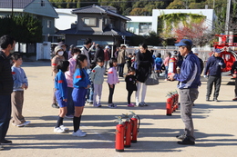 水消火器的あてゲーム(ホームページ委員会撮影) 水消火器的あてゲーム