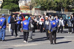 声かけ中(ホームページ委員会撮影) 声かけ中