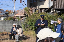 一人が警察に要保護通報している間はもう一人が声かけしています(ホームページ委員会撮影) 一人が警察に要保護通報している間はもう一人が声かけしています